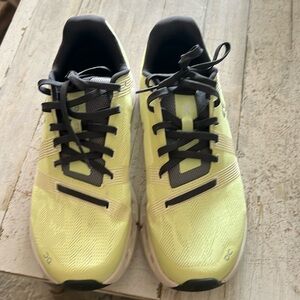 Like new oncloud sneakers